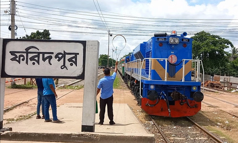 কাটা পড়ল লাবিব , টিকটক করার সময় হঠাৎ এলো ট্রেন